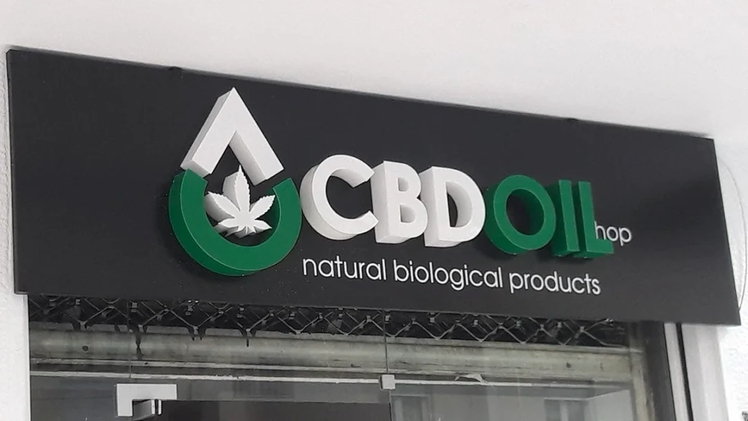 CBD OIL επιγραφή με σόκορα